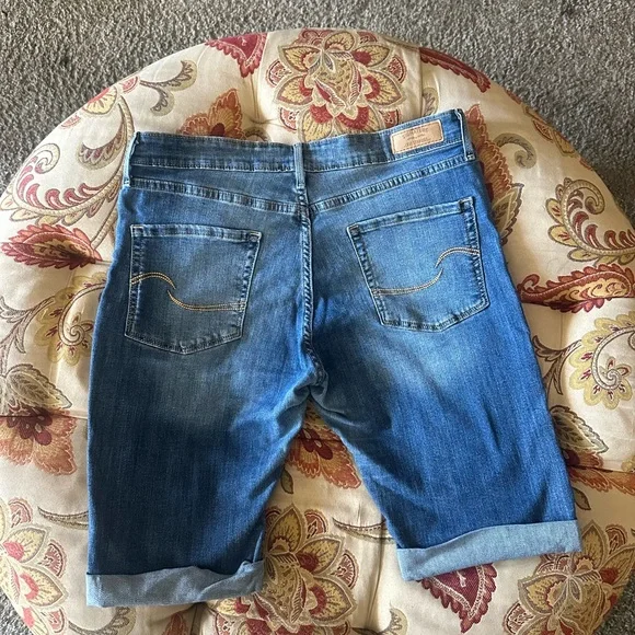 Women’s size 14 Signature By Levi Strauss & Co Modern Skinny Denim Jean Shorts - Picture 7 of 9